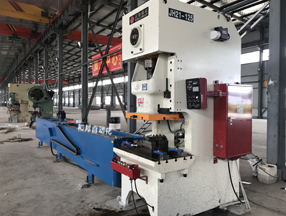 Angle punching feeder